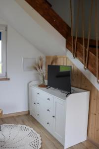 TV a/nebo společenská místnost v ubytování Domki Ostoja Kaszëbë