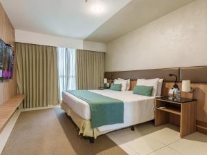 Cama ou camas em um quarto em Athos Bulcão Hplus Executive