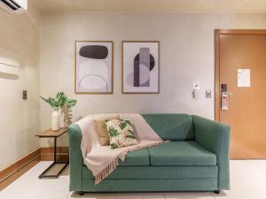 Uma área de estar em Athos Bulcão Hplus Executive