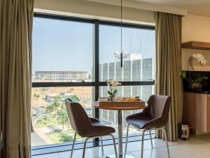 Uma área de estar em Athos Bulcão Hplus Executive