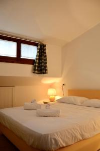 - une chambre avec 2 serviettes blanches sur un lit dans l'établissement Hostdomus - Casa Borgata, à Borgata Sestriere