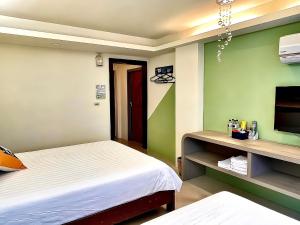 Una cama o camas en una habitación de 漫調子 Roaming Life B&B