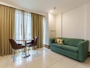 Uma área de estar em Athos Bulcão Hplus Executive