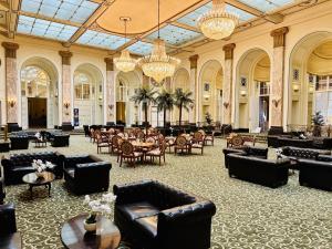 Χώρος καθιστικού στο Adelphi Hotel