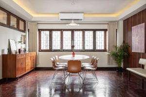 een grote kamer met een tafel en stoelen. bij Timber & Terrace in Bangkok
