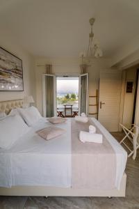 Postel nebo postele na pokoji v ubytování Τhalasso Palace Homes + 37 fotografií