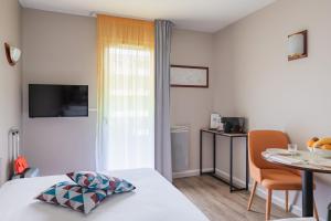 Un televizor și/sau centru de divertisment la Appart'City Confort Nantes Cité des Congrès