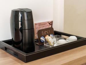 Comodidades para preparar café e chá em Athos Bulcão Hplus Executive