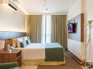 Cama ou camas em um quarto em Athos Bulcão Hplus Executive