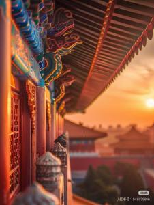 un bâtiment avec une fenêtre et un coucher de soleil en arrière-plan dans l'établissement Happy Dragon Saga Hotel with terrace-- Free wifi with fluent English speaking,Tourist ticket service&food recommendation,Near Tian'AnMen Forbidden City,Wangfujing walking street,Easy to get any tour sights by metro, à Pékin