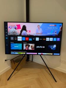TV a/nebo společenská místnost v ubytování L'écrin de Pommard