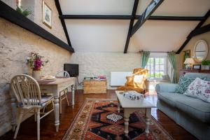 ブリッドポートにあるThe Apple Loftのソファとテーブルのあるリビングルーム