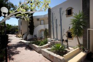 a courtyard with some plants and a building at Casa Cicale in Porto Heli