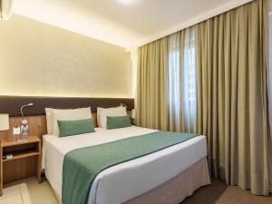 Cama ou camas em um quarto em Athos Bulcão Hplus Executive