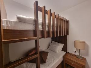 Ένα ή περισσότερα κρεβάτια σε δωμάτιο στο Apartman Queen privatni app Vučko +3 φωτογραφίες