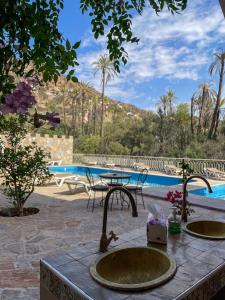 Bazén v ubytování tifrit maison d'hôtes-Paradise valley nebo v jeho okolí