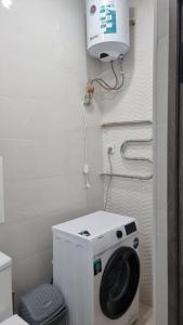 アクタウにあるПанорама комфортаのバスルーム(洗濯機、トイレ付)