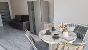 アクタウにあるПанорама комфортаのリビングルーム(テーブル、椅子、冷蔵庫付) +5枚の写真