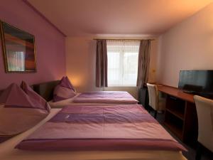 A bed or beds in a room at Pension Erlaa