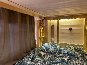マニグードにあるAppartement Coeur De Chaletの部屋の隅のベッド