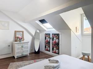 Cette chambre blanche comprend un lit et un miroir. dans l'établissement Le Salignat Climatisé, Centre, Proche Thermes, à Vichy