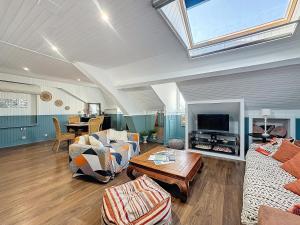 un salon avec une lucarne, un canapé et une table dans l'établissement Le Salignat Climatisé, Centre, Proche Thermes, à Vichy