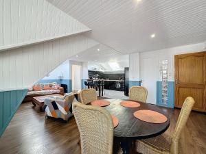 une salle à manger avec une table et des chaises dans l'établissement Le Salignat Climatisé, Centre, Proche Thermes, à Vichy