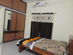 HonāvarVian Homestay的一间卧室配有床和一些窗帘