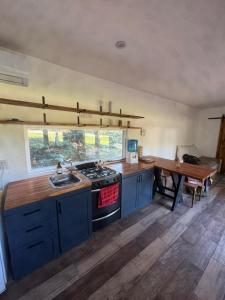 Kuchyň nebo kuchyňský kout v ubytování Casita Container al rio y a 30 min del Mar! + 9 fotografií