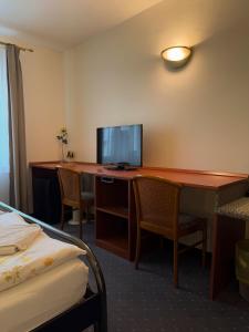 A television and/or entertainment centre at Pension Erlaa