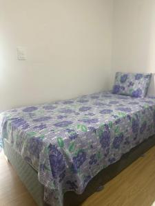 un letto in una camera con piumone viola di Casa Forte Refúgio a Bezerros Altre 12 foto