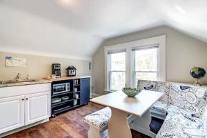 Η κουζίνα ή μικρή κουζίνα στο Cozy studio near Cleve Clinic Case