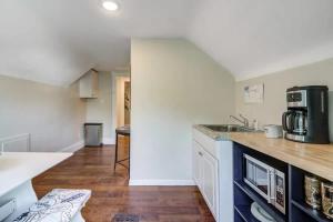 Η κουζίνα ή μικρή κουζίνα στο Cozy studio near Cleve Clinic Case