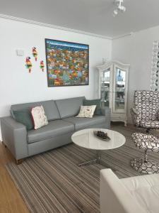 un soggiorno con un divano e un tavolo di Casa Forte Refúgio a Bezerros