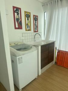 una cucina con lavatrice e lavandino di Casa Forte Refúgio a Bezerros