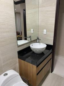 a bathroom with a sink and a toilet and a mirror at Equipetrol Edificio Tuareg 110 in Santa Cruz de la Sierra