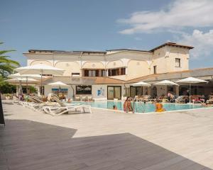 サン・テオドーロにあるZeta Club San Teodoro Le Roseのリゾート(スイミングプール付)
