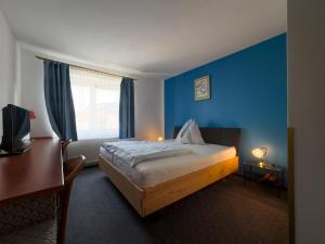 A bed or beds in a room at Pension Erlaa