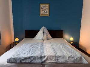 A bed or beds in a room at Pension Erlaa