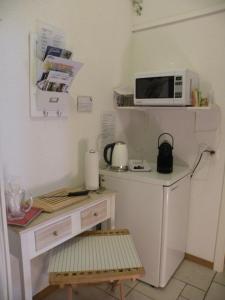 a microwave sitting on top of a white table at Guest house - Maison d'hôtes "Relais des Saars" in Neuchâtel