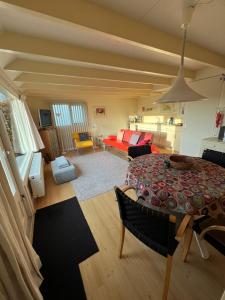 a living room with a table and a couch at Natuurhuisje Silverhuys in Oosterstreek