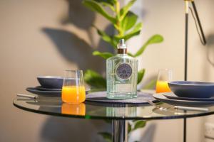 ein Glastisch mit zwei Gläsern Orangensaft in der Unterkunft Vibrant 1 Bed Apartment, FREE Parking, North Church St, Sheffield City Centre - Hosted by Stay Host Save in Midland