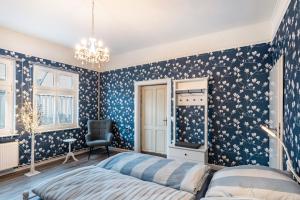 a bedroom with blue floral wallpaper and a bed at Studio zur »Alten Schmiede« in Laage