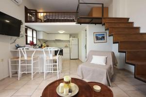 Kuchyň nebo kuchyňský kout v ubytování Efi Cozy Loft with Courtyard in Central Ermoupoli