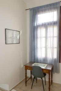 Fotografie z fotogalerie ubytování Efi Cozy Loft with Courtyard in Central Ermoupoli v destinaci Ermupoli