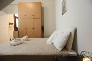 Postel nebo postele na pokoji v ubytování Efi Cozy Loft with Courtyard in Central Ermoupoli