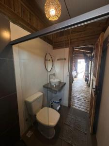 un baño con inodoro y lavabo en Casa Muriã, en Caraíva