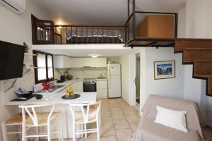 Kuchyň nebo kuchyňský kout v ubytování Efi Cozy Loft with Courtyard in Central Ermoupoli