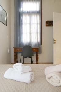 Postel nebo postele na pokoji v ubytování Efi Cozy Loft with Courtyard in Central Ermoupoli
