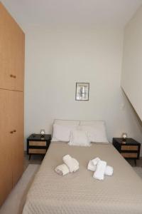Postel nebo postele na pokoji v ubytování Efi Cozy Loft with Courtyard in Central Ermoupoli
